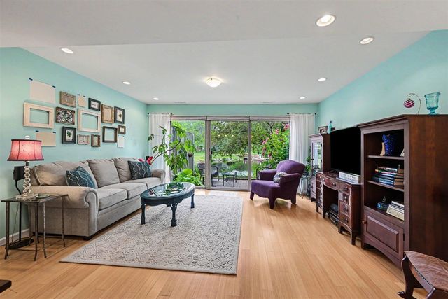 620 Peninsula Court, Ann Arbor, MI 48105