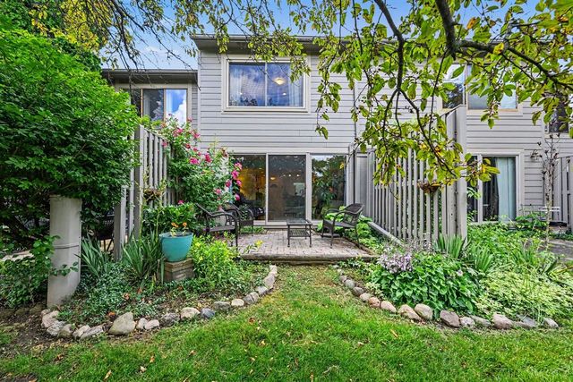 620 Peninsula Court, Ann Arbor, MI 48105
