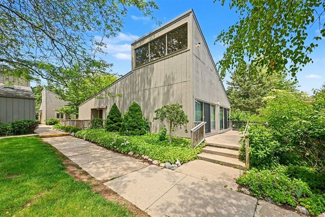 620 Peninsula Court, Ann Arbor, MI 48105