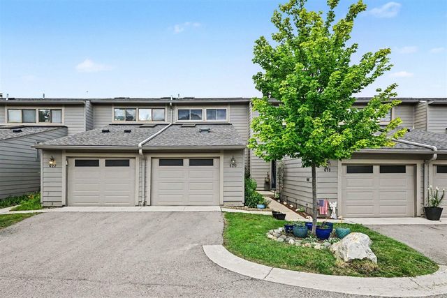620 Peninsula Court, Ann Arbor, MI 48105