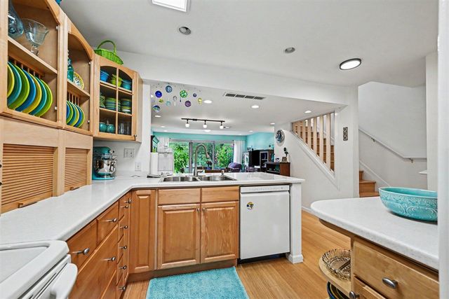 620 Peninsula Court, Ann Arbor, MI 48105