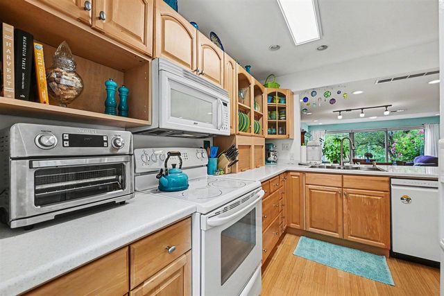 620 Peninsula Court, Ann Arbor, MI 48105