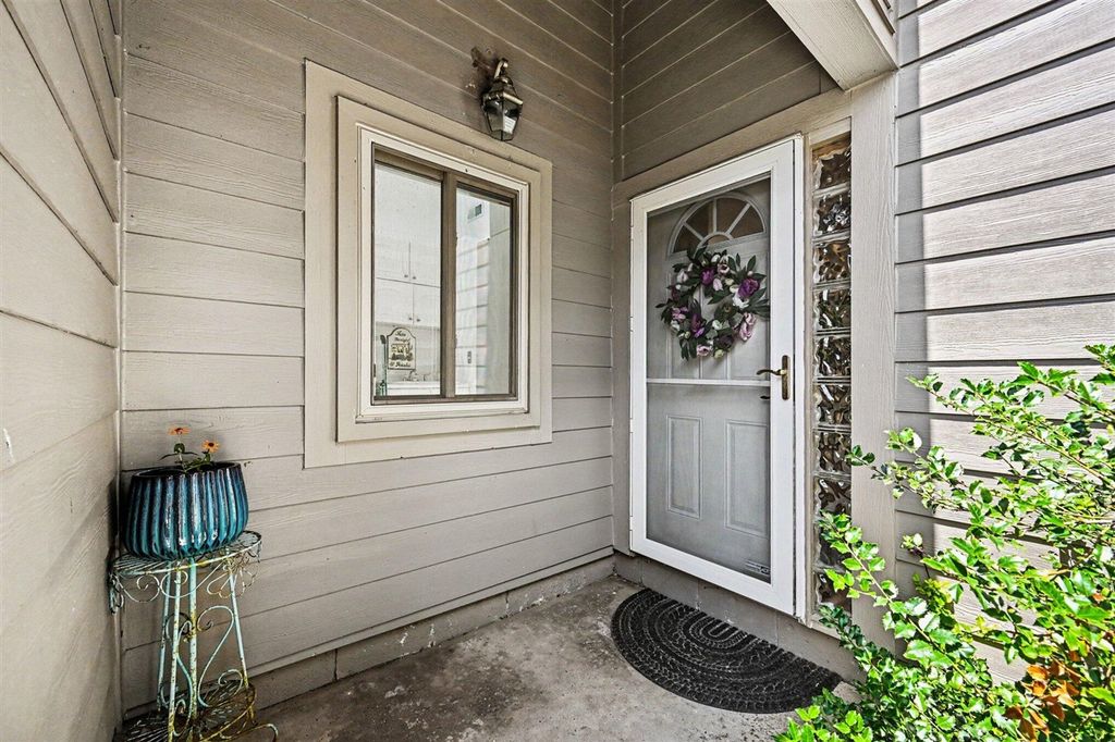 620 Peninsula Court, Ann Arbor, MI 48105