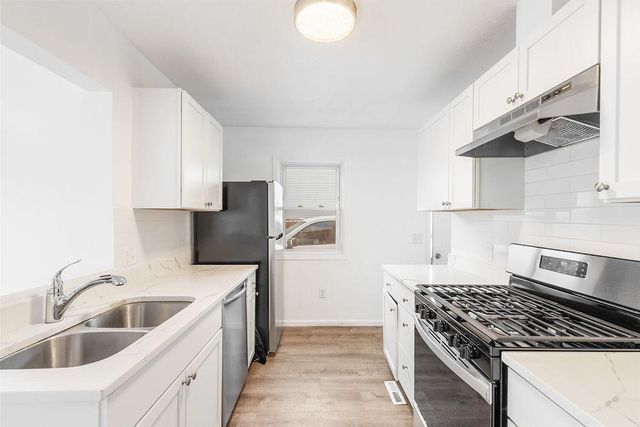 5242 Louisiana Avenue N, Crystal, MN 55428