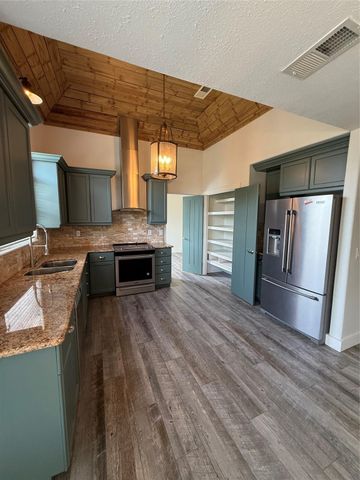 210 Bluff Drive, Livingston, TX 77351