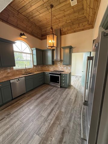 210 Bluff Drive, Livingston, TX 77351