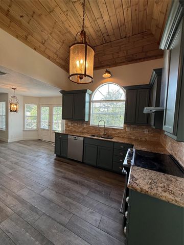 210 Bluff Drive, Livingston, TX 77351