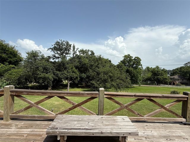 210 Bluff Drive, Livingston, TX 77351