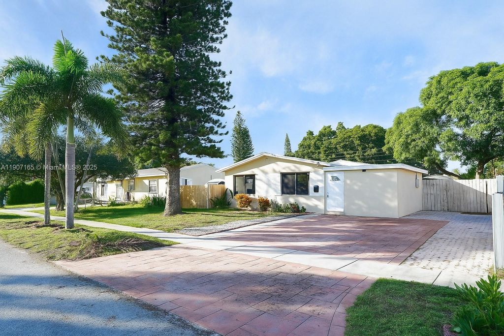 6741 Coolidge St, Hollywood, FL 33024