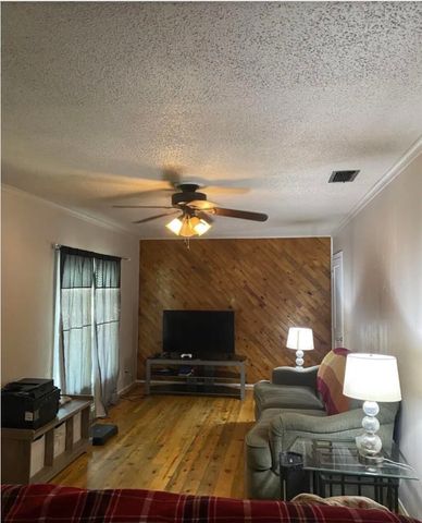 609 Gay Ave, Gladewater, TX 75647