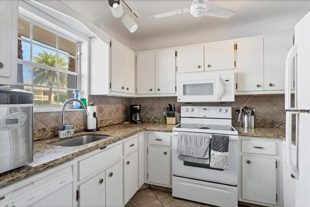 2160 NE 36th St 36, Lighthouse Point, FL 33064