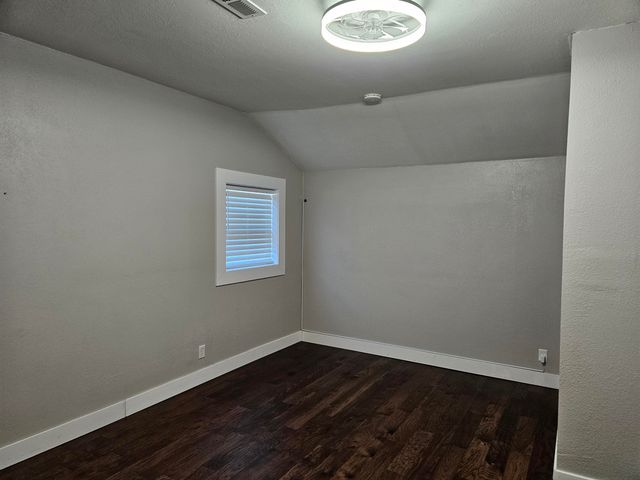 216 S Elliott Avenue, Aurora, MO 65605