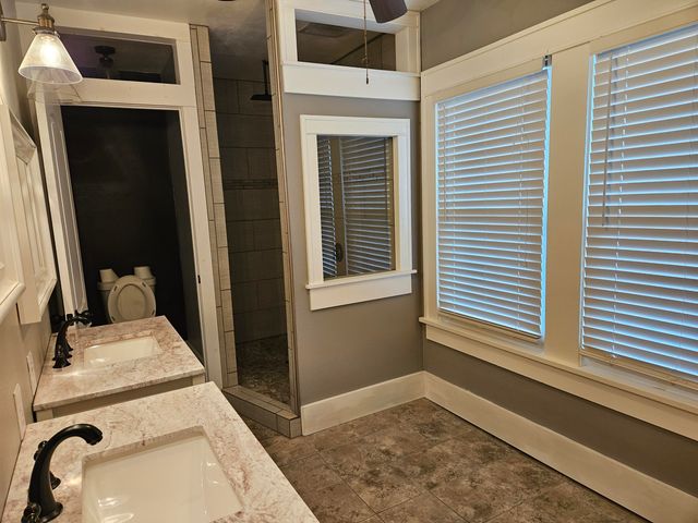 216 S Elliott Avenue, Aurora, MO 65605