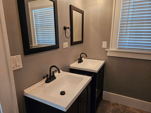 216 S Elliott Avenue, Aurora, MO 65605