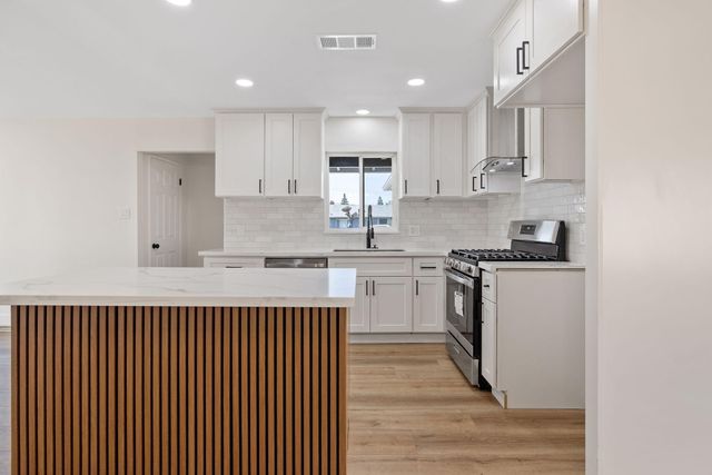 2632 S Encina Street S, Visalia, CA 93277