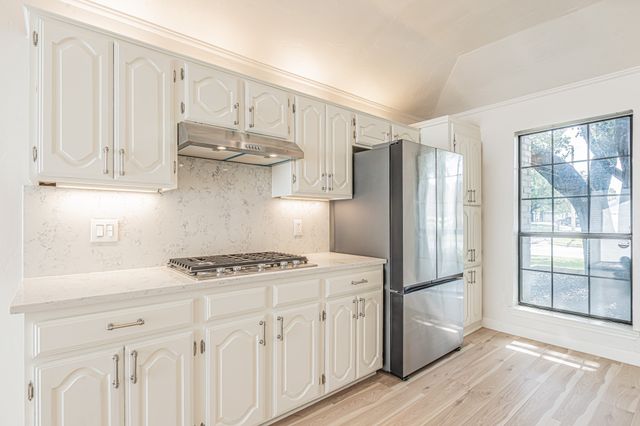 1221 Boardwalk Street, Arlington, TX 76011