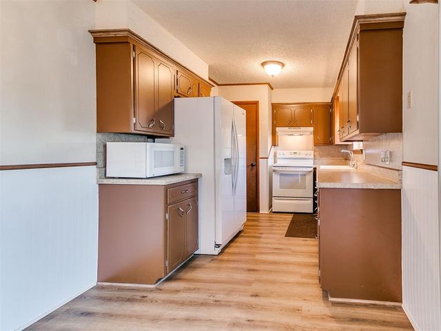 877 NW 14th Street, Moore, OK 73160