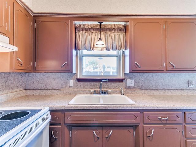 877 NW 14th Street, Moore, OK 73160