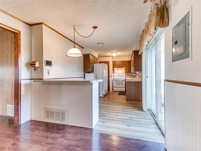 877 NW 14th Street, Moore, OK 73160