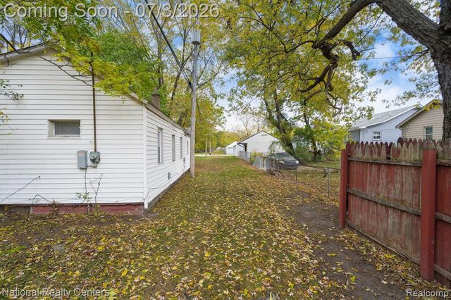 8104 Jackson Avenue, Warren, MI 48089