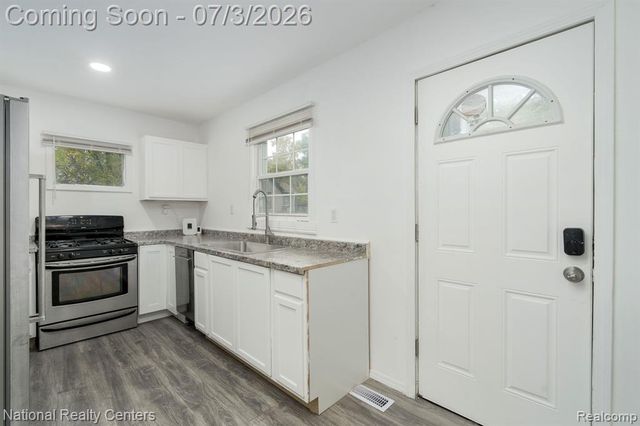 8104 Jackson Avenue, Warren, MI 48089