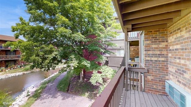 29W542 Country Ridge Drive E, Warrenville, IL 60555
