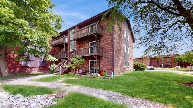 29W542 Country Ridge Drive E, Warrenville, IL 60555