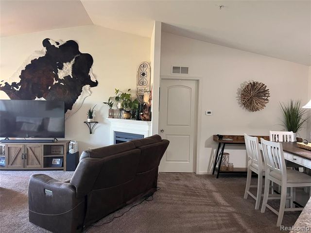 28263 S Pointe Lane 284, New Baltimore, MI 48051
