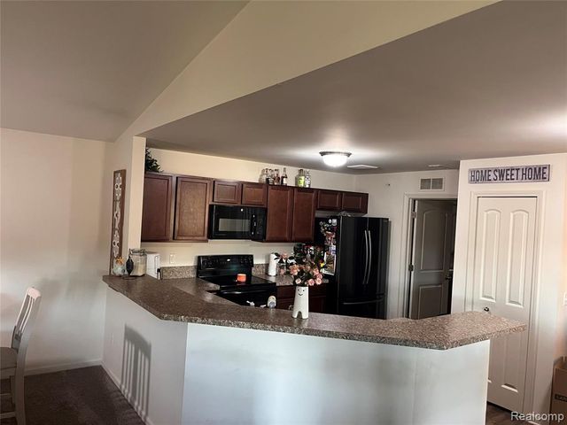 28263 S Pointe Lane 284, New Baltimore, MI 48051