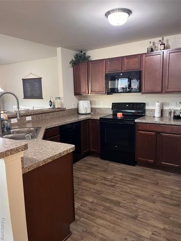 28263 S Pointe Lane 284, New Baltimore, MI 48051