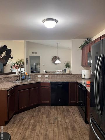 28263 S Pointe Lane 284, New Baltimore, MI 48051