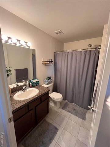 28263 S Pointe Lane 284, New Baltimore, MI 48051