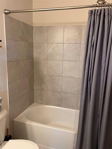28263 S Pointe Lane 284, New Baltimore, MI 48051