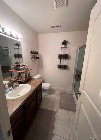 28263 S Pointe Lane 284, New Baltimore, MI 48051