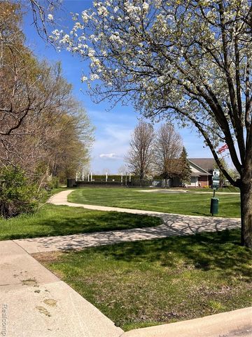 28263 S Pointe Lane 284, New Baltimore, MI 48051