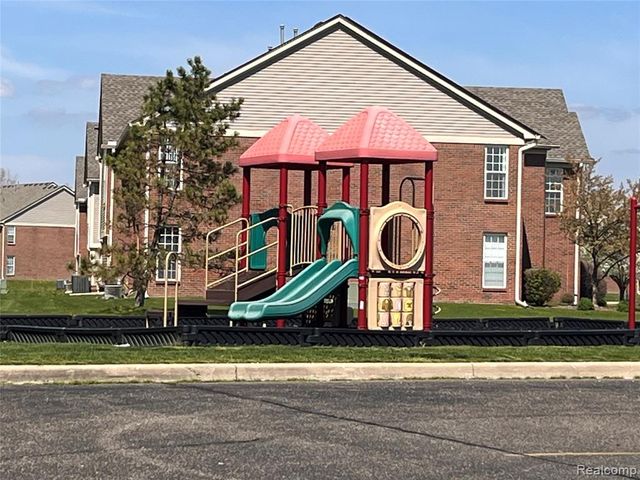 28263 S Pointe Lane 284, New Baltimore, MI 48051