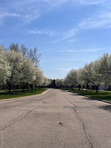 28263 S Pointe Lane 284, New Baltimore, MI 48051