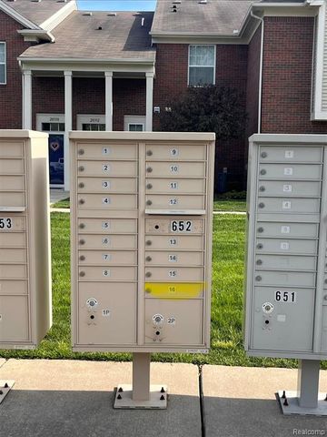 28263 S Pointe Lane 284, New Baltimore, MI 48051