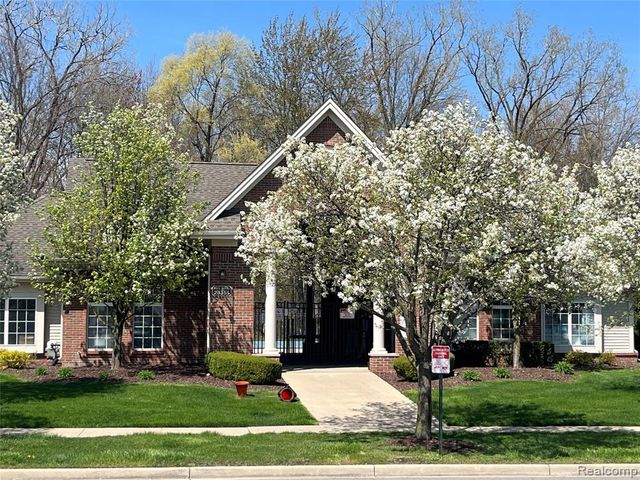 28263 S Pointe Lane 284, New Baltimore, MI 48051