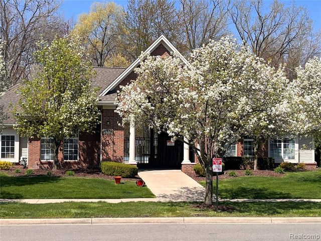 28263 S Pointe Lane 284, New Baltimore, MI 48051