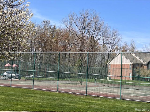 28263 S Pointe Lane 284, New Baltimore, MI 48051