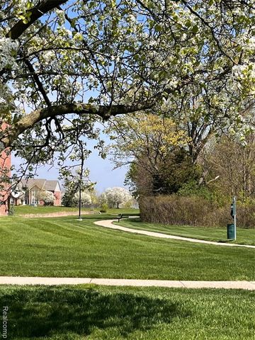 28263 S Pointe Lane 284, New Baltimore, MI 48051
