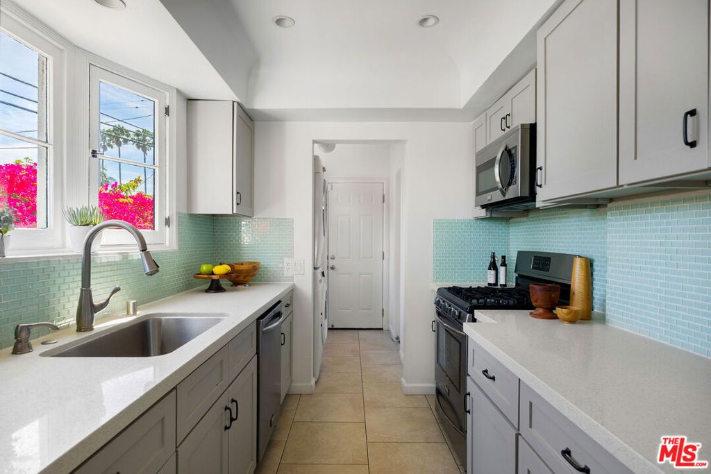 Image 12 of property listing at 1663 S Genesee Avenue, Los Angeles, CA 90019