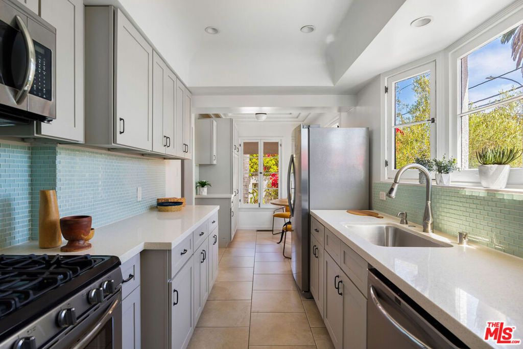 Image 13 of property listing at 1663 S Genesee Avenue, Los Angeles, CA 90019