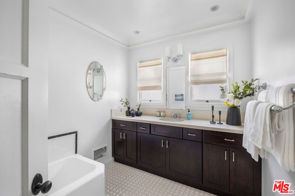 Image 16 of property listing at 1663 S Genesee Avenue, Los Angeles, CA 90019