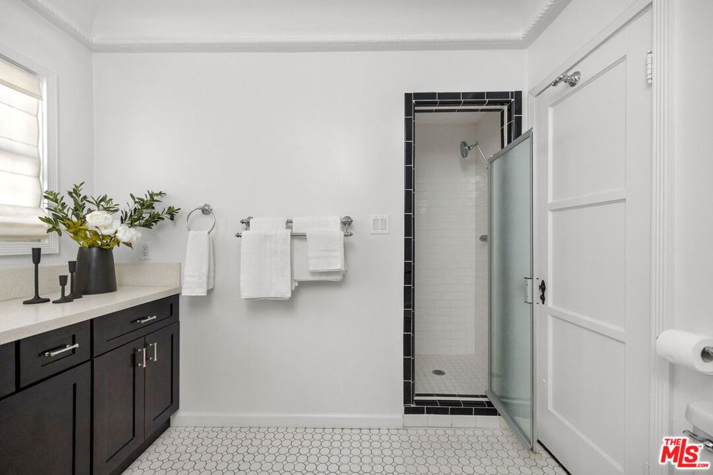 Image 17 of property listing at 1663 S Genesee Avenue, Los Angeles, CA 90019