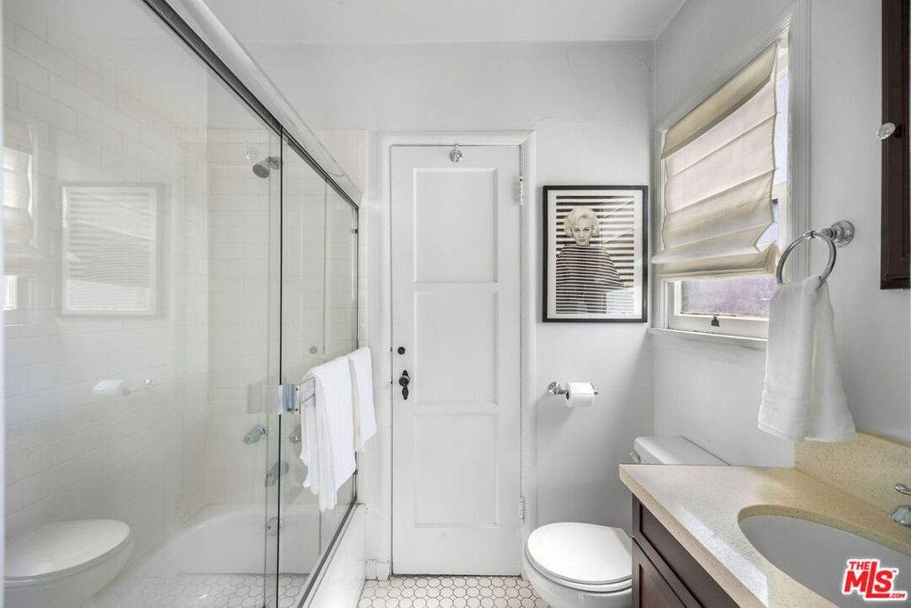 Image 19 of property listing at 1663 S Genesee Avenue, Los Angeles, CA 90019