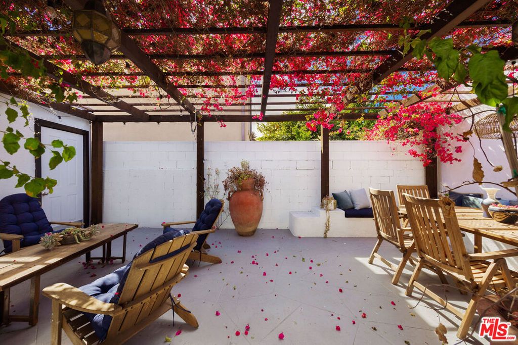 Image 25 of property listing at 1663 S Genesee Avenue, Los Angeles, CA 90019