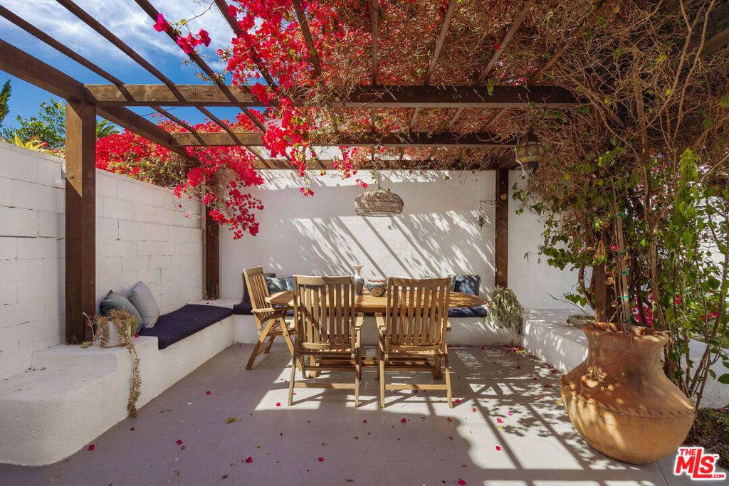 Image 27 of property listing at 1663 S Genesee Avenue, Los Angeles, CA 90019