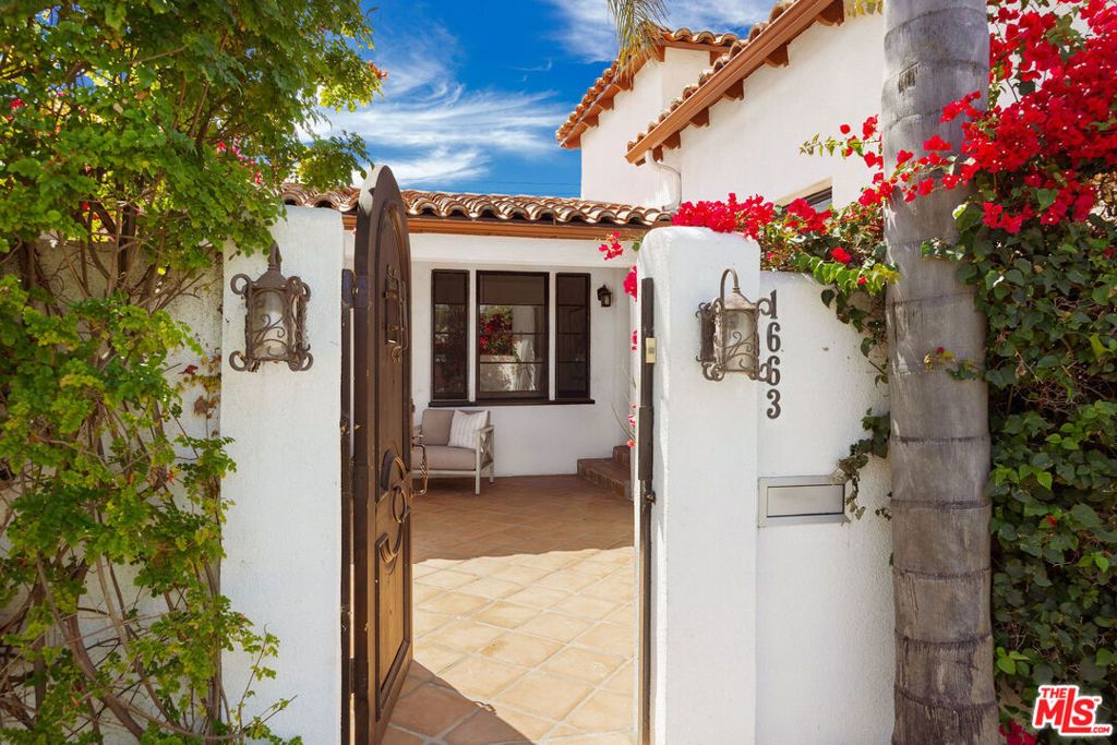 Image 3 of property listing at 1663 S Genesee Avenue, Los Angeles, CA 90019